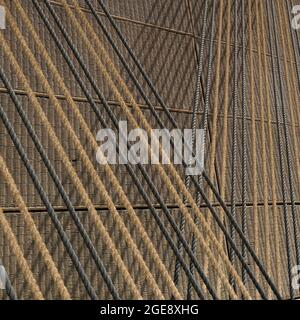 Eco Hintergrund.Crossing schräg straff gestreckte Jute Haltbarkeit Seile über strukturierte biologisch abbaubare geflochtene Korbmatten. Dekorative Naturwand. Stockfoto