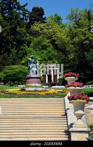 Österreich, Niederösterreich, Kurpark mit Lanner-Strauss-Denkmal vor dem beethoventempel im UNESCO-Weltkulturerbe Baden bei Wien Stockfoto