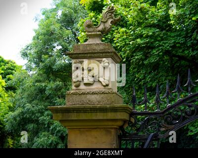Steinschnitzerei mit einem Schädel und Kreuzknochen am Eingangstor zur St. Cuthberts Church Kirkleatham North Yorkshire Stockfoto