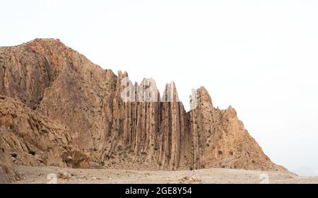 Struktur oder Hintergrundschichten und Risse im Sedimentgestein auf einer Klippe, Klippe eines Felsbergs, Felsschiefer im Berg. Risse und Steinschichten. Stockfoto