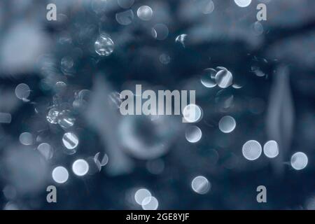 Frohe Weihnachten und ein glückliches neues Jahr Hintergrund mit Kugeln und Lichter Stockfoto