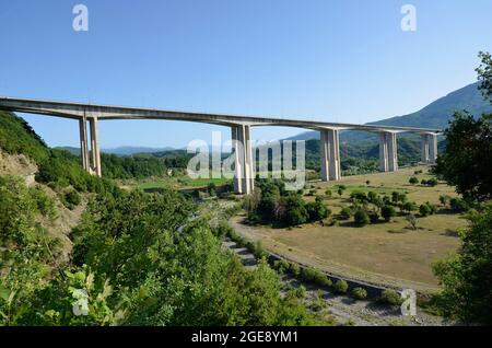 Griechenland, Autobahn über das Tal mit einer Brücke in der Nähe von Zagori Stockfoto