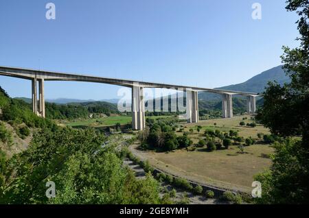 Griechenland, Autobahn über das Tal mit einer Brücke in der Nähe von Zagori Stockfoto