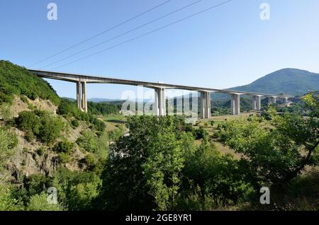 Griechenland, Autobahn über das Tal mit einer Brücke in der Nähe von Zagori Stockfoto