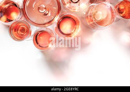 Roséwein in verschiedenen Schattierungen in Gläsern auf weißem Hintergrund. Verkostung von Rosado-, rosato- oder Rouge-Weinen Stockfoto