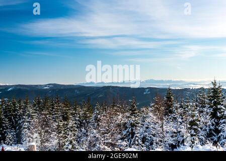 Mala Fatra Berge und näher unteren Hügeln von Moravskoslezske Beskiden Berge von Wanderweg unten Lysa hora Hügel im Winter Moravskoslezske Bes Stockfoto