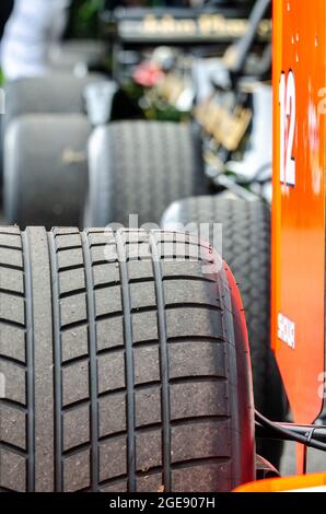 Gefürchtete Reifen auf historischen Grand-Prix-Rennwagen beim Goodwood Festival of Speed Rennsport-Event 2014. McLaren MP4/4 Stockfoto