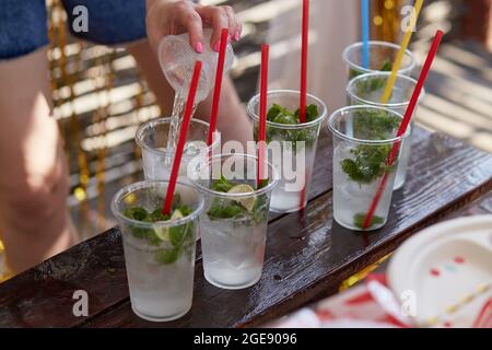 Junge Frau auf einer Junggesellinnenparty macht einen Mojito-Cocktail für die Firma. Anweisungen zur Vorbereitung. Schritt 2. Hochwertige Fotos Stockfoto