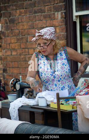 Hausfrau aus dem 2. Weltkrieg bei Einer 2 Veranstaltung aus den 1940er Jahren im Black Country Living Museum Dudley West Midlands England Großbritannien Stockfoto