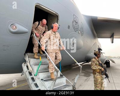 Kabul, Afghanistan. August 2021. Der General Frank McKenzie, Kommandeur des US-Zentralkommandos, entlässt nach der Landung auf dem Hamid Karzai International Airport ein C-17 Globemaster III-Flugzeug, um die Evakuierung von Zivilisten nach der Übernahme durch die Taliban am 17. August 2021 in Kabul, Afghanistan, zu koordinieren. Quelle: Planetpix/Alamy Live News Stockfoto