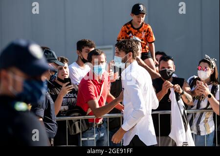 Turin, Italien. 18. August 2021. Manuel Locatelli, Neuzugang bei FC Juventus, wird von den Fans vor der medizinischen Kontrolle begrüßt. Kredit: Nicolò Campo/Alamy Live Nachrichten Stockfoto