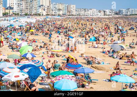 12 August 2021 , Les Sables d’Olonne Frankreich : Blick auf den Strand von La Grande Plage von Les Sables d’Olonne, der im Sommer 2021 von Menschen überfüllt ist Stockfoto