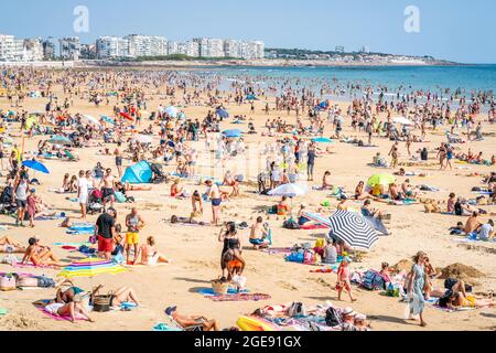 12 August 2021 , Les Sables d’Olonne Frankreich : Blick auf den Strand von La Grande Plage von Les Sables d’Olonne, der im Sommer 2021 von Menschen überfüllt ist Stockfoto