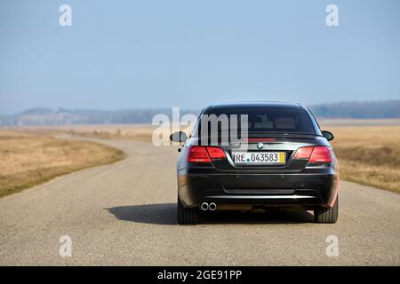 Berlin - April 2014: BMW 3 series E93 328i Cabriolet mit m-Pack Logo Streifen im Freien. Rückansicht. BMW Cabriolet der 3-er Serie im Feldland Stockfoto