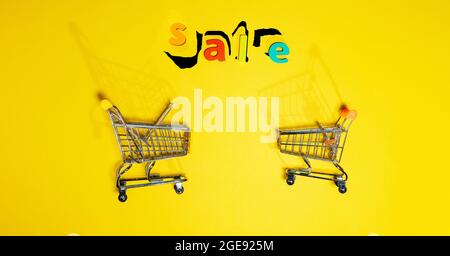 Warenkorb, Warenkorb mit der Aufschrift Sale gelber Hintergrund. Minimal Style, Sale, Rabatte. Stockfoto