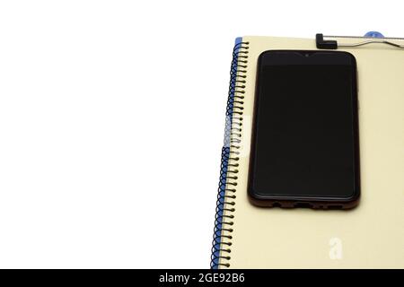 Ein Smartphone auf einem Notebook mit weißem Kopierplatz Stockfoto