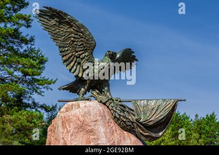 Bronze Vogel auf einem steinernen Sockel Stockfoto