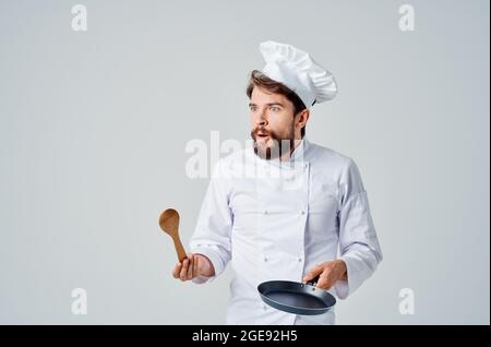 Professioneller Koch Bratpfanne in Händen Restaurant Küche Stockfoto