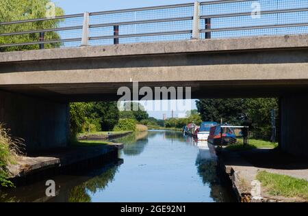 Eine Straßenbrücke über den Leeds & Liverpool Kanal mit Blick auf Burscough in Lancashire Stockfoto