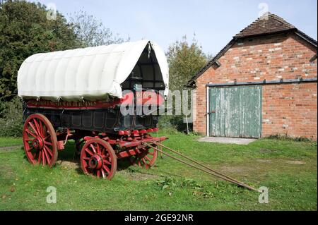 Überdachte Wagon im Avoncroft Museum of Historic Buildings Stoke Heath Bromsgrove Worcestershire England Großbritannien Stockfoto