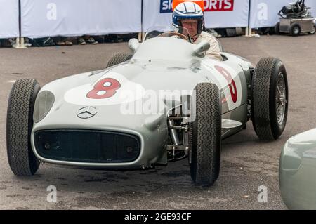 Mercedes-Benz W 196 beim Goodwood Festival of Speed Rennsport 2014. Silberner Mercedes W196 beim Ausfahren vom Fahrerlager Stockfoto