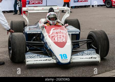 Toleman TG184 auf dem Goodwood Festival of Speed Autorennen Event 2014. Formel-1-Rennwagen der 80er-Jahre, Grand-Prix-Rennwagen Stockfoto