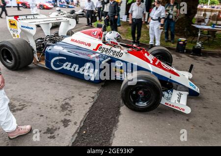 Toleman TG184 auf dem Goodwood Festival of Speed Autorennen Event 2014. Formel-1-Rennwagen der 80er-Jahre, der aus dem Fahrerlager fährt Stockfoto