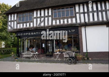 Fassade des Gebäudes der Genossenschaft im Avoncroft Museum of Historic Buildings Stoke Heath Bromsgrove Worcestershire England Großbritannien Stockfoto