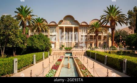 Shiraz, Iran,16. juli 2021 Persischer Garten von Eram mit seinem schönen Pavillon, traditionellen iranischen Brunnensystem und Palmen. Qavam House und Natu Stockfoto