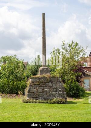 Binham Market Cross, Village Green, Norfolk, Großbritannien; gilt als eines der am besten erhaltenen Beispiele eines mittelalterlichen stehenden Kreuzes in Norfolk Stockfoto