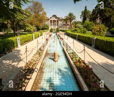 Shiraz, Iran,16. juli 2021 Persischer Garten von Eram mit seinem schönen Pavillon, traditionellen iranischen Brunnensystem und Palmen. Qavam House und Natu Stockfoto