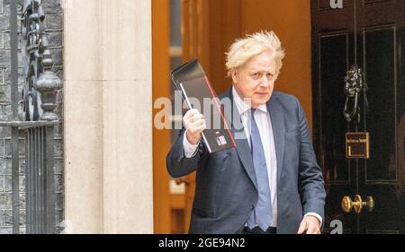 London, Großbritannien. August 2021. Der britische Premierminister Boris Johnson aus London verlässt die Downing Street 10, um an der Afghanistan-Debatte teilzunehmen. Kredit: Ian Davidson/Alamy Live Nachrichten Stockfoto