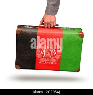 Hand halten und tragen alte Afghanistan Flagge Koffer isoliert auf weiß Stockfoto