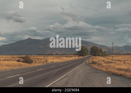 Leere Straße auf der Südinsel Neuseelands Stockfoto