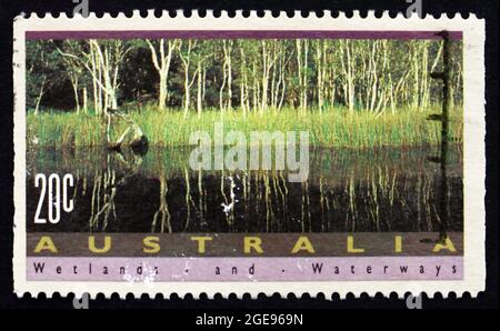 AUSTRALIEN - UM 1992: Eine in Australien gedruckte Marke zeigt Noosa River, Queensland, um 1992 Stockfoto