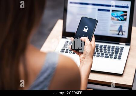 Code für Telefonsperre. Smartphone-Schutz mit 2fa (zwei-Faktor-Authentifizierung). Smartphone-Schutz und Sicherheit mit PIN-Nummer. Verschlüsselte Daten. Stockfoto