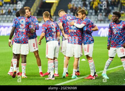 Dortmund, Deutschland, 17. August 2021, zum Gedenken an den Bomber Gerd Müller tragen sie beim 9 Warm-up im Finale des DFL-Supercups BORUSSIA DORTMUND - FC BAYERN MÜNCHEN am 17. August 2021 in Dortmund, Deutschland Saison 2020/2021, BVB, München, München, Bayern © Peter Schatz / Alamy Live News - die DFL-VORSCHRIFTEN VERBIETEN DIE VERWENDUNG VON FOTOS als BILDSEQUENZEN und/oder QUASI-VIDEO - Stockfoto