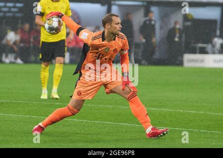 Dortmund, 17. August 2021, Manuel NEUER, Torwart FCB 1 im DFL-Supercup-Finale BORUSSIA DORTMUND - FC BAYERN MÜNCHEN 1-3 am 17. August 2021 in Dortmund, Deutschland Saison 2020/2021, BVB, München, München, Bayern © Peter Schatz / Alamy Live News - die DFL-VORSCHRIFTEN VERBIETEN DIE VERWENDUNG VON FOTOS als BILDSEQUENZEN und/oder QUASI-VIDEO - Stockfoto