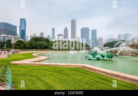 Buckingham Memorial Fountain im Zentrum des Grant Park und der Skyline von Chicago im Hintergrund, Illinois, USA Stockfoto