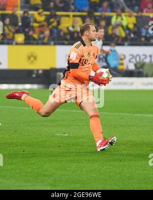 Dortmund, 17. August 2021, Manuel NEUER, Torwart FCB 1 im DFL-Supercup-Finale BORUSSIA DORTMUND - FC BAYERN MÜNCHEN 1-3 am 17. August 2021 in Dortmund, Deutschland Saison 2020/2021, BVB, München, München, Bayern © Peter Schatz / Alamy Live News - die DFL-VORSCHRIFTEN VERBIETEN DIE VERWENDUNG VON FOTOS als BILDSEQUENZEN und/oder QUASI-VIDEO - Stockfoto