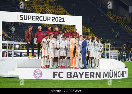 Christian SEIFERT, CEO, Geschäftsführer DFL Deutsche Fußball Liga GmbH, DFL-Vorstandsmitglied, Trainer Julian Nagelsmann (FCB), Teamleiter, Headcoach, Coach, Und das Team feiert den Sieg im Finale des DFL-Supercups BORUSSIA DORTMUND - FC BAYERN MÜNCHEN 1-3 am 17. August 2021 in Dortmund, Deutschland Saison 2020/2021, BVB, München, München, Bayern © Peter Schatz / Alamy Live News - die DFL-VORSCHRIFTEN VERBIETEN DIE VERWENDUNG VON FOTOS als BILDSEQUENZEN und/oder QUASI-VIDEO - Stockfoto