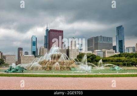 Buckingham Memorial Fountain im Zentrum des Grant Park und der Skyline von Chicago im Hintergrund, Illinois, USA Stockfoto