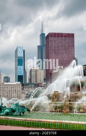 Buckingham Memorial Fountain im Zentrum des Grant Park und der Skyline von Chicago im Hintergrund, Illinois, USA Stockfoto