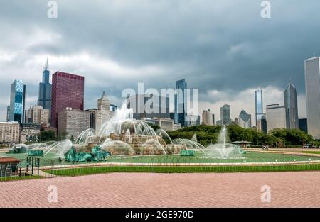 Buckingham Memorial Fountain im Zentrum des Grant Park und der Skyline von Chicago im Hintergrund, Illinois, USA Stockfoto