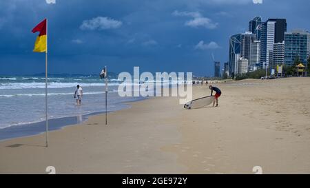 Surfers Paradise, Queensland Australien - 16. Februar 2021: Boy Getting Ready to Surf at Surfers Paradise Beach Queensland Stockfoto