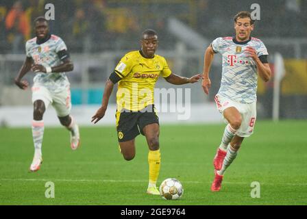 Youssoufa Moukoko, BVB 18 Wettkämpfe um den Ball, Tackling, Duell, Header, zweikampf, Action, Kampf gegen Leon GORETZKA, FCB 18 Dayot Upamecano , FCB 2 im Finale des DFL Super Cup Spiels BORUSSIA DORTMUND - FC BAYERN MÜNCHEN 1-3 am 17. August 2021 in Dortmund, Deutschland Saison 2020/2021, BVB, München, München, Bayern © Peter Schatz / Alamy Live News - die DFL-VORSCHRIFTEN VERBIETEN DIE VERWENDUNG VON FOTOS als BILDSEQUENZEN und/oder QUASI-VIDEO - Stockfoto