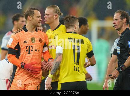 Manuel NEUER, Torwart FCB 1 beruhigt sich Marco REUS, BVB 11 Erling HAALAND, Haland, BVB 9 Schiedsrichter Sascha Stegemann schaut sie im Finale des DFL Super Cup BORUSSIA DORTMUND - FC BAYERN MÜNCHEN 1-3 am 17. August 2021 in Dortmund, Deutschland Saison 2020/2021, BVB, München, München, Bayern © Peter Schatz / Alamy Live News - die DFL-VORSCHRIFTEN VERBIETEN DIE VERWENDUNG VON FOTOS als BILDSEQUENZEN und/oder QUASI-VIDEO - Stockfoto