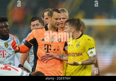 Manuel NEUER, Torwart FCB 1 beruhigt sich Marco REUS, BVB 11 Erling HAALAND, Haland, BVB 9 Schiedsrichter Sascha Stegemann schaut sie im Finale des DFL Super Cup BORUSSIA DORTMUND - FC BAYERN MÜNCHEN 1-3 am 17. August 2021 in Dortmund, Deutschland Saison 2020/2021, BVB, München, München, Bayern © Peter Schatz / Alamy Live News - die DFL-VORSCHRIFTEN VERBIETEN DIE VERWENDUNG VON FOTOS als BILDSEQUENZEN und/oder QUASI-VIDEO - Stockfoto