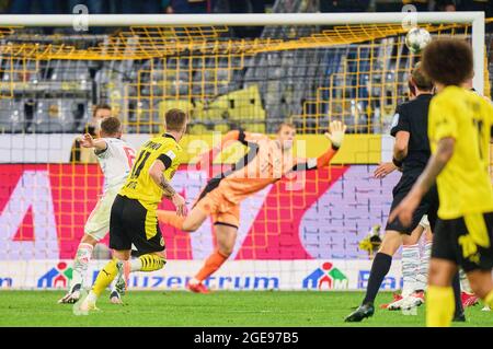 Marco REUS, BVB 11 Punkte, schießt Tor, Treffer, 1-1 gegen Manuel NEUER, Torwart FCB 1 im Finale des DFL-Supercups BORUSSIA DORTMUND - FC BAYERN MÜNCHEN 1-3 am 17. August 2021 in Dortmund, Deutschland Saison 2020/2021, BVB, München, München, Bayern © Peter Schatz / Alamy Live News - die DFL-VORSCHRIFTEN VERBIETEN DIE VERWENDUNG VON FOTOS als BILDSEQUENZEN und/oder QUASI-VIDEO - Stockfoto