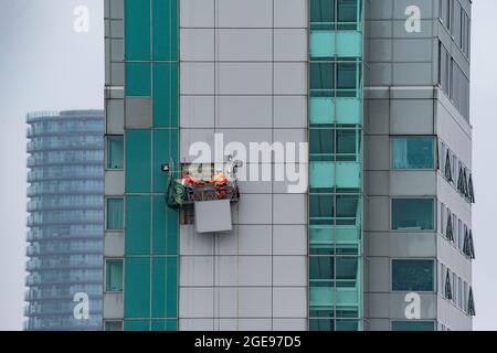 London, Großbritannien. August 2021. Die Verkleidung wird zur Inspektion vom 29-stöckigen privaten Wohnhochhaus im Südosten Londons im Aragon Tower entfernt. Kredit: Guy Corbishley/Alamy Live Nachrichten Stockfoto